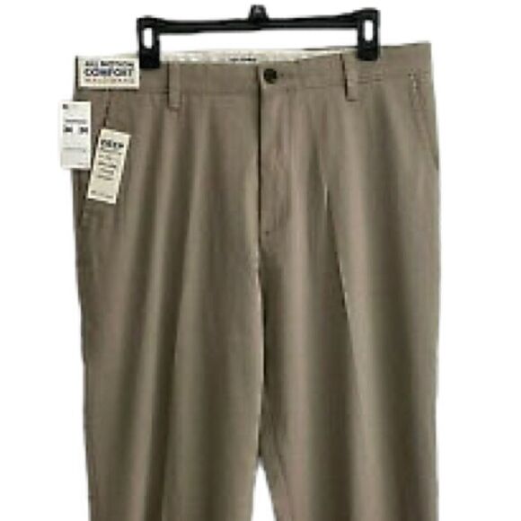 NWT Dockers Beige Classic Fit Khaki Pants size W42x L32 - Picture 1 of 10